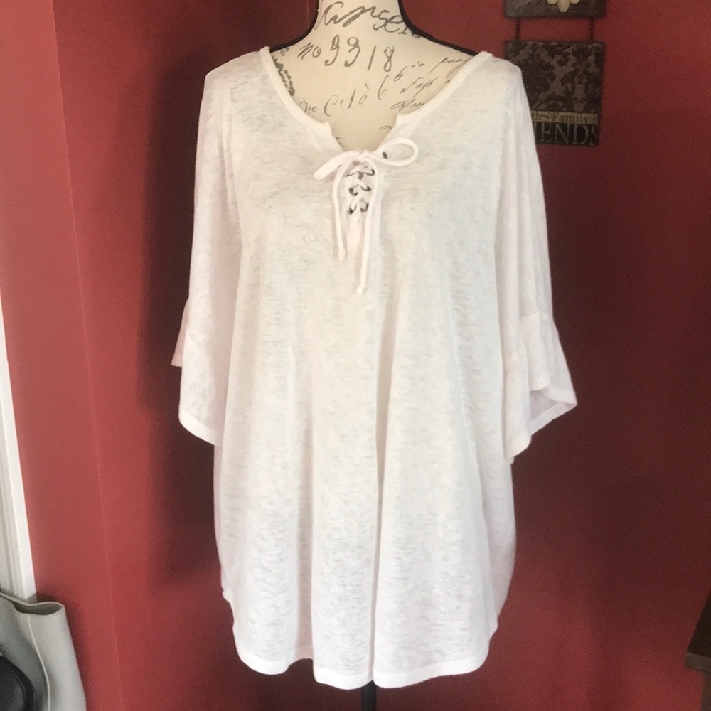 Cream colored casual shortsleeved blouse
